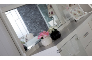 Прямоугольное настенное зеркало в гостиную Мира MIRA-10 белое